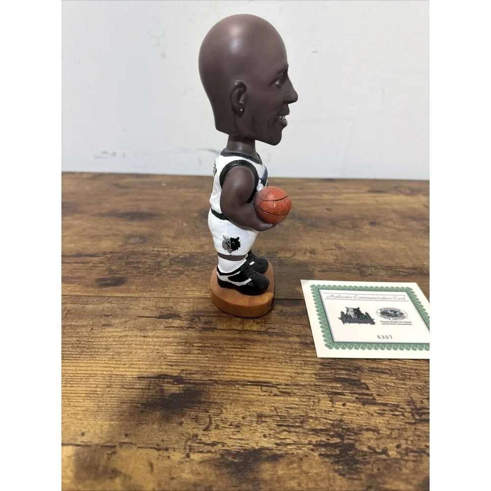 Minnesota Timberwolves Kevin Garnett 2001 Bobblehead Doll Night with Card